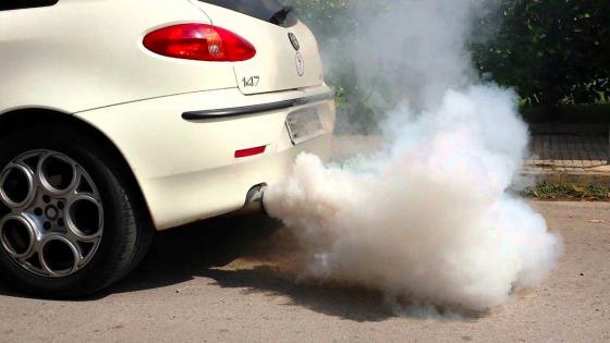 Razones por las qué sale humo blanco y un olor inusual del tubo de escape del carro.