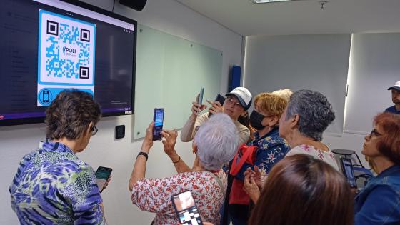 adultos mayores aprenden a usar el celular 