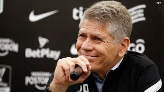 Coach Paulo Autori of Brazil's Athletico Paranaense scratches his head during a Copa Libertadores round of sixteen second leg soccer match against Argentina's River Plate at the Libertadores de America stadium in