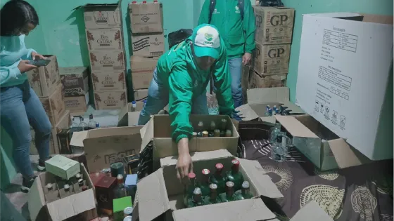 Más de 19 mil insumos para licor adulterado fueron incautados en Medellín