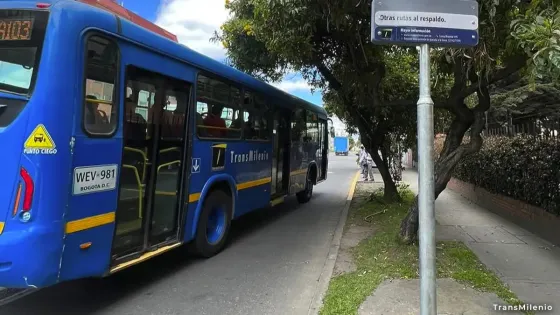 Lo que se sabe del hombre que se lanzó a un bus de SITP en Bogotá