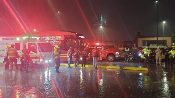 Transmilenio: Más de 30 personas resultaron heridas en impactante volcamiento