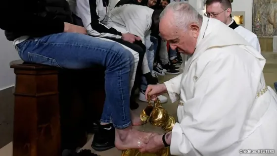 Pope Francis washes the feet of twelve inmates on Holy Thursday