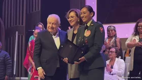 Oficial del Ejército Nacional recibió reconocimiento honorífico en el Premio Mujer Cafam