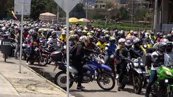 Motorcyclists block Calle 80 in western Bogotá