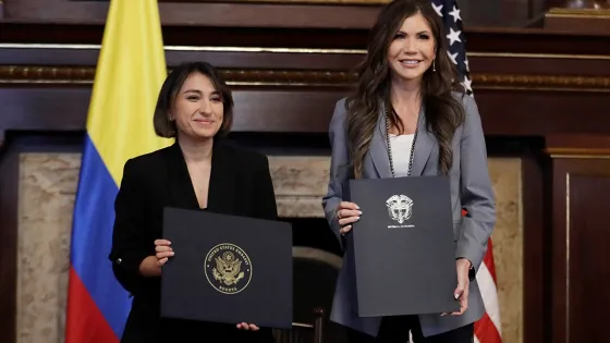 Laura-Sarabia-reunión-Kristi-Noem