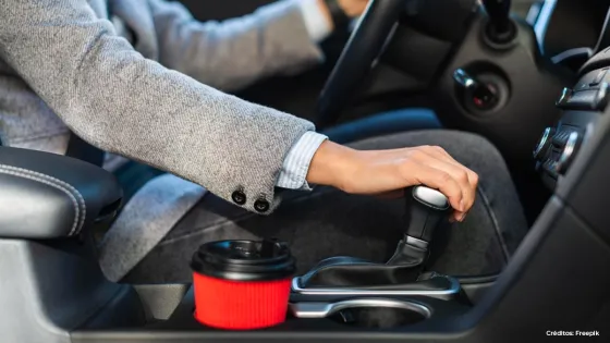 ¿Por qué no se debe poner neutro en parada corta en carro automático?