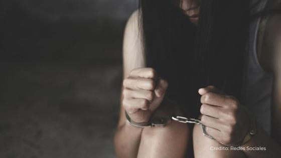 MUJER DETENIDA 