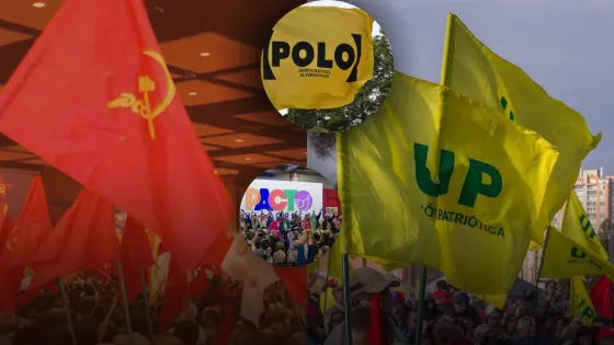 Banderas rojas, amarillas y verdes de distintos partidos políticos colombianos, entre ellas las del Polo Democrático, la Unión Patriótica y el Pacto Histórico, ondean durante una concentración pública.