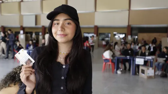 Más de 11 millones de jóvenes podrán votar en las elecciones de los Consejos de Juventud este domingo Joven muestra su documento de identidad en un puesto de votación durante la jornada electoral en Colombia. La fotografía ilustra la convocatoria de la Registraduría Nacional para que más de 11 millones de jóvenes participen en las elecciones de los Consejos de Juventud.