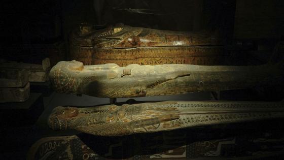 Vista de una de las salas del Museo de Antigüedades Egipcias de El Cairo, que alberga aún colecciones dedicadas a la civilización faraónica, con estatuas, sarcófagos y objetos funerarios de distintas dinastías.