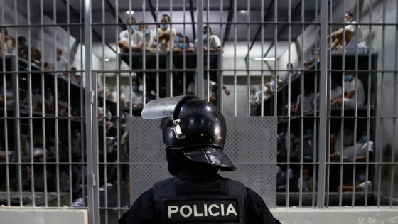 Policía cuestionando una celda