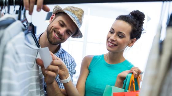 Personas comprando ropa.