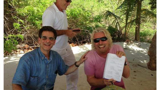  Fotografía sin fecha específica de toma publicada por los demócratas del Comité de Supervisión de la Cámara Baja (Oversight Dems) donde aparece Jeffrey Epstein (detrás) caminando frente al empresario Richard Branson (d).