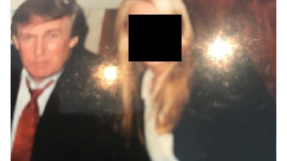 Fotografía sin fecha específica de toma publicada por los demócratas del Comité de Supervisión de la Cámara Baja (Oversight Dems) del presidente de los Estados Unidos, Donald Trump, junto a una mujer.