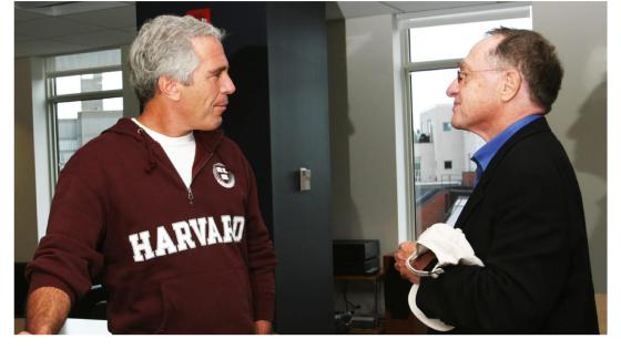Fotografía sin fecha específica de toma publicada por los demócratas del Comité de Supervisión de la Cámara Baja (Oversight Dems) donde aparece Jeffrey Epstein (i) hablando con el abogado Alan Dershowitz. 