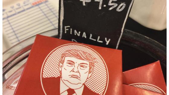 Fotografía sin fecha específica de toma publicada por los demócratas del Comité de Supervisión de la Cámara Baja (Oversight Dems) donde se ve una caja de preservativos con un dibujo de la cara del presidente de los Estados Unidos, Donald Trump.