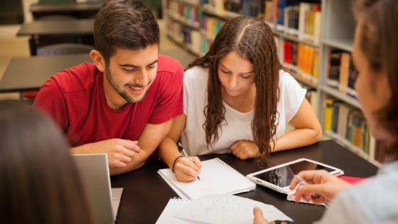 Imagen de referencia de estudiantes becados.