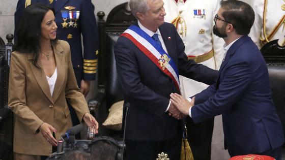 El ultraderechista José Antonio Kast (c), la nueva presidenta de la cámara alta, Paulina Nuñez (i) y el presidente saliente Gabriel Boric (d), participan durante la ceremonia de investidura este miércoles, en Valparaíso (Chile). Kast asumió la Presidencia de Chile en una solemne ceremonia a la que acudieron parlamentarios de todos los partidos y una docena de jefes de Estado y de Gobierno de todo el mundo, entre ellos el rey Felipe VI de España y el argentino Javier Milei.