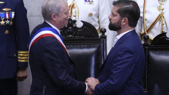 El ultraderechista José Antonio Kast (i) saluda al presidente saliente Gabriel Boric, en la ceremonia de investidura este miércoles, en Valparaíso (Chile). Kast asumió la Presidencia de Chile en una solemne ceremonia a la que acudieron parlamentarios de todos los partidos y una docena de jefes de Estado y de Gobierno de todo el mundo, entre ellos el rey Felipe VI de España y el argentino Javier Milei.