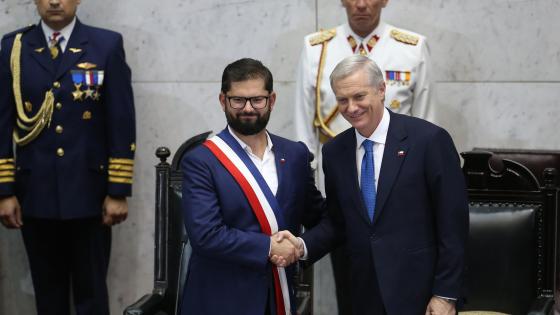 El ultraderechista José Antonio Kast (d) saluda al presidente saliente Gabriel Boric, en la ceremonia de investidura este miércoles, en Valparaíso (Chile).