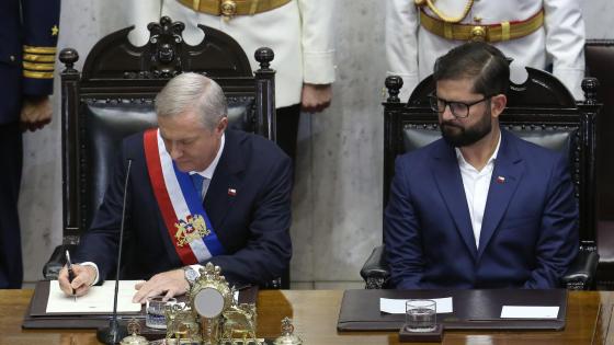 El ultraderechista José Antonio Kast (i) firma un documento junto al presidente saliente Gabriel Boric, en la ceremonia de investidura este miércoles, en Valparaíso (Chile). Kast asumió la Presidencia de Chile en una solemne ceremonia a la que acudieron parlamentarios de todos los partidos y una docena de jefes de Estado y de Gobierno de todo el mundo, entre ellos el rey Felipe VI de España y el argentino Javier Milei.