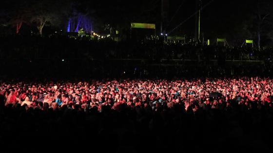 Personas asisten al Festival Estéreo Picnic (FEP) este domingo, en Bogotá (Colombia).