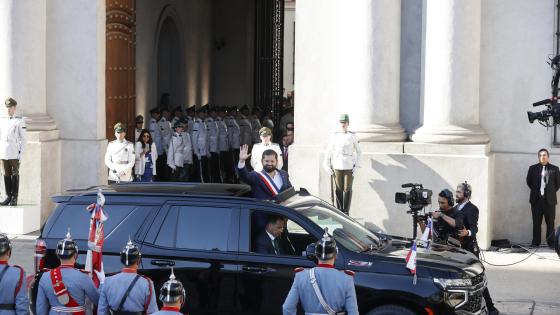 El presidente de Chile, Gabriel Boric (c), sale del palacio de La Moneda este miércoles, en Santiago (Chile). Boric se despidió tras un mandato de cuatro años y puso rumbo a la sede del Parlamento, en la ciudad costera de Valparaíso, para la investidura del ultraderechista José Antonio Kast.