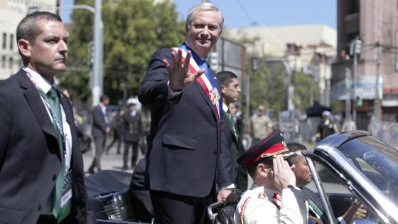 El ultraderechista José Antonio Kast saluda a sus seguidores después de asumir este miércoles la Presidencia de Chile, en una solemne ceremonia a la que acudieron parlamentarios de todos los partidos y una docena de jefes de Estado y de Gobierno de todo el mundo, entre ellos el rey Felipe VI de España y el argentino Javier Mile, en la ciudad costera de Valparaíso (Chile).