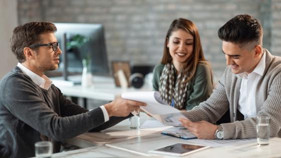 Imagen de referencia de personas en banco.