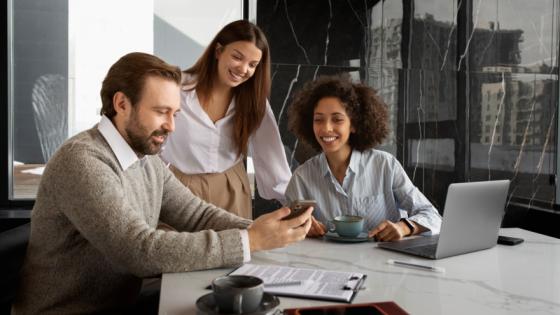 Imagen de referencia de personas trabajando. 