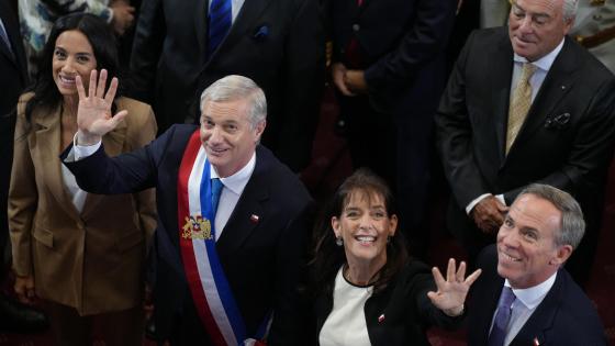 El ultraderechista José Antonio Kast (ci), acompañado de su esposa María Pía Adriasola (cd), saludan al final de la ceremonia de investidura este miércoles, en Valparaíso (Chile). Kast asumió la Presidencia de Chile en una solemne ceremonia a la que acudieron parlamentarios de todos los partidos y una docena de jefes de Estado y de Gobierno de todo el mundo, entre ellos el rey Felipe VI de España y el argentino Javier Milei.