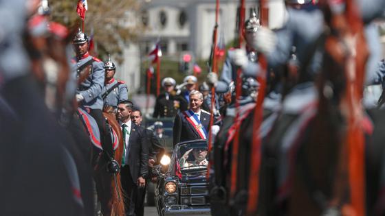 El ultraderechista José Antonio Kast saluda a sus seguidores después de asumir este miércoles la Presidencia de Chile, en una solemne ceremonia a la que acudieron parlamentarios de todos los partidos y una docena de jefes de Estado y de Gobierno de todo el mundo, entre ellos el rey Felipe VI de España y el argentino Javier Mile, en la ciudad costera de Valparaíso (Chile).