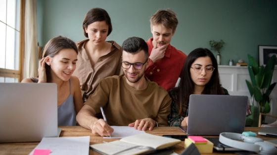 Imagen de referencia de estudiantes.