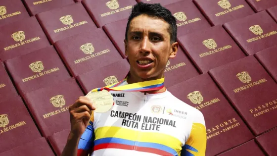 Egan Bernal no pudo sacar su pasaporte. 