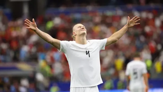 ¿Por qué Haaland, goleador de Noruega, come vísceras y mira al sol cada mañana?