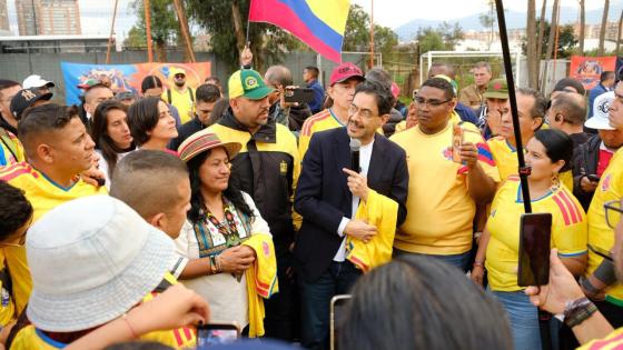 Seguidores de Cepeda estampan camisetas de la selección