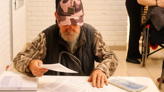 Manos de persona mayor y joven juntas simbolizando apoyo y cuidado.