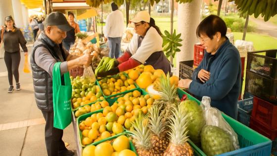 Personas comprando en Mercados Campesinos de Bogotá