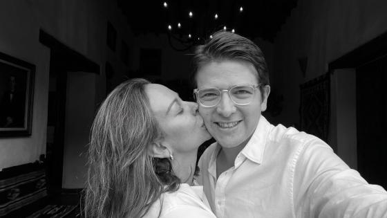 Beso entre la esposa de miguel uribe y el, antes de fallecer