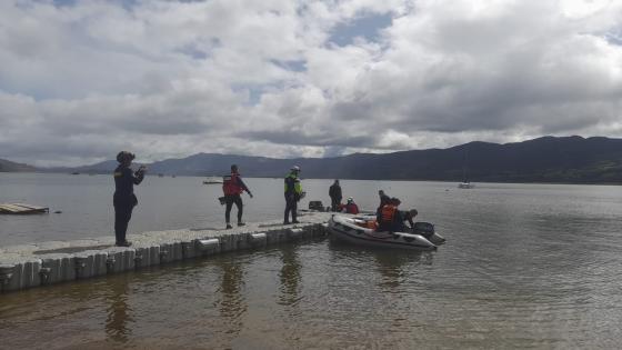 Una mujer de 59 años permanece desaparecida luego de un accidente entre dos embarcaciones ocurrido en el embalse de Tominé, en jurisdicción del municipio de Guatavita, Cundinamarca.  De acuerdo con la Delegación Departamental de Bomberos de Cundinamarca, 
