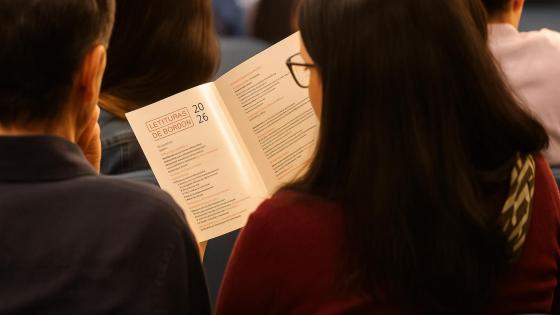 Persona escribiendo en un taller de escritura en Bogotá