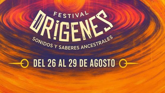 Gente disfrutando de música indígena en Bogotá