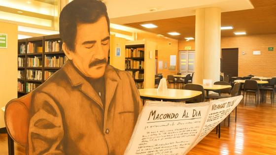 Interior de una biblioteca con una colección de libros de Gabriel García Márquez