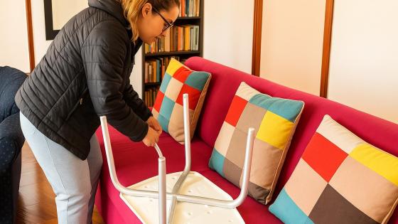 Persona con silla de ruedas recibiendo soporte técnico en Chapinero