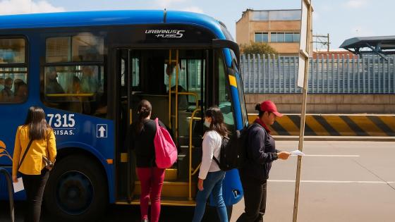 Bus de TransMilenio en ruta modificada