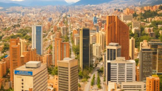 Imagen meteorológica de Bogotá mostrando condiciones de lluvia y sol