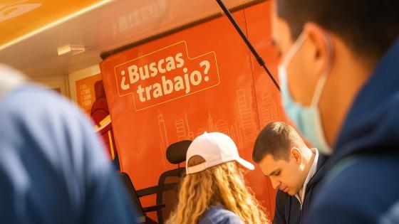 Adultos mayores participando en una feria laboral virtual en Bogotá