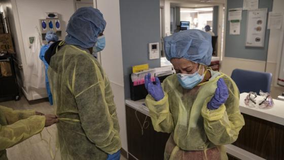 Eliana Marcela Rendón ora por su abuela, Carmen Evelia Toro, en el Hospital Universitario North Shore después de que Toro murió por complicaciones del nuevo coronavirus, en Manhasset, Nueva York