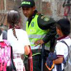 Policía escolta niños para ir a un colegio en Medellín